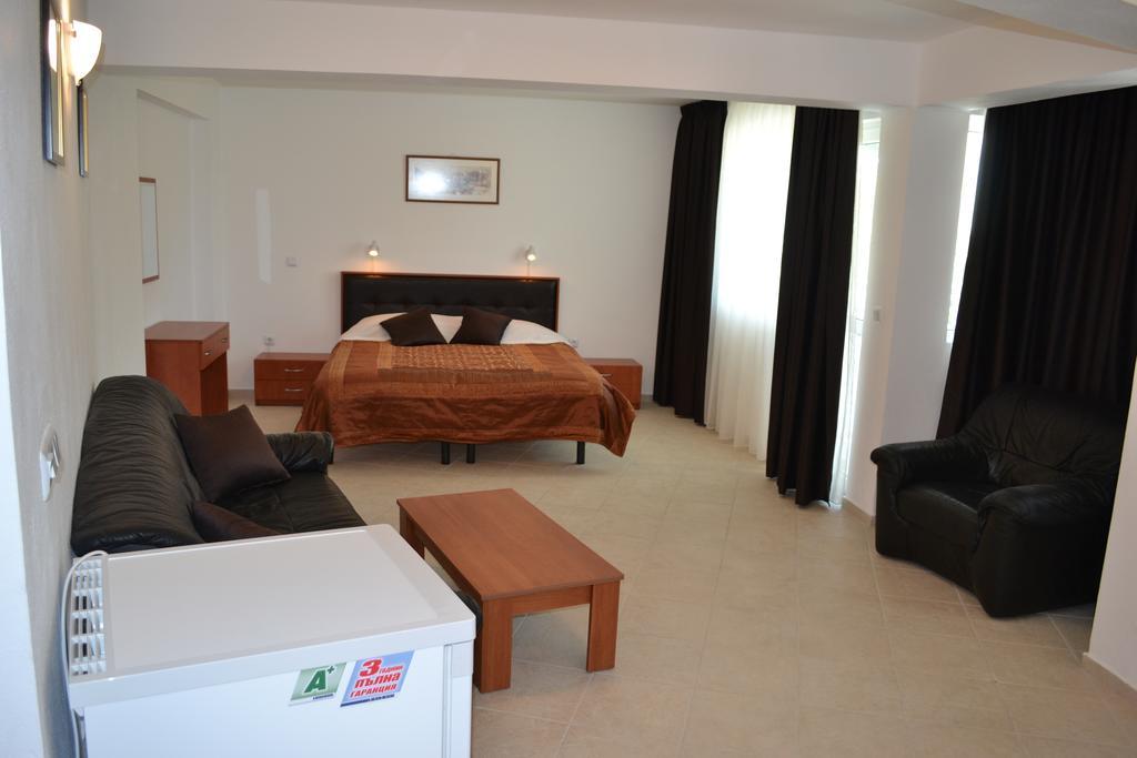 Family Hotel Magnolia Balchik Bagian luar foto