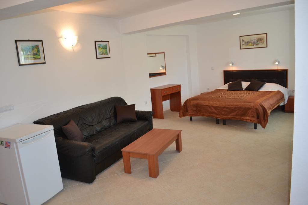 Family Hotel Magnolia Balchik Bagian luar foto