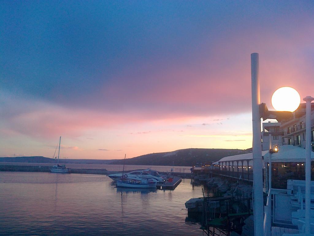 Family Hotel Magnolia Balchik Bagian luar foto