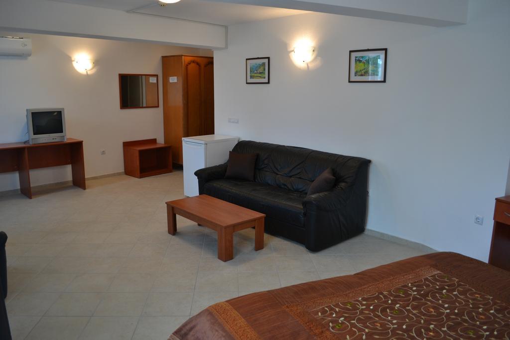 Family Hotel Magnolia Balchik Bagian luar foto