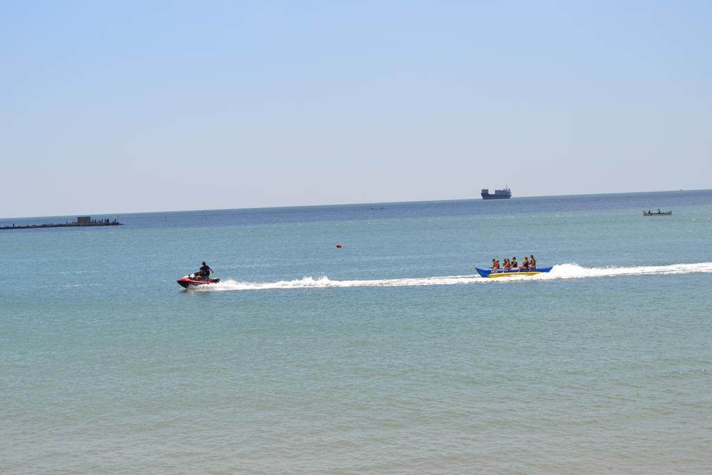 Family Hotel Magnolia Balchik Bagian luar foto
