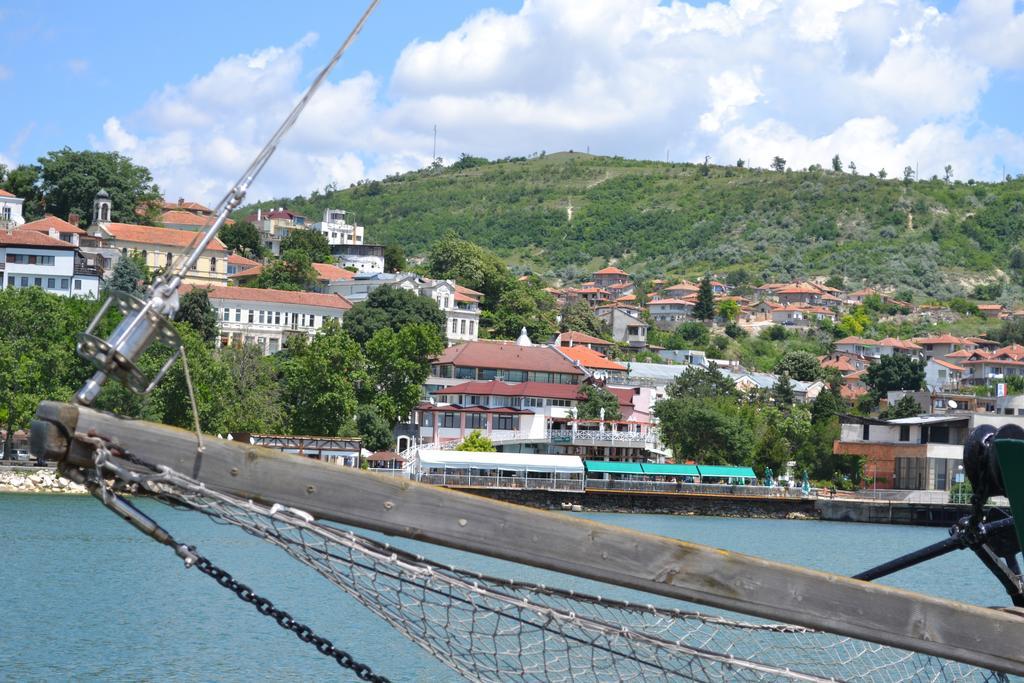 Family Hotel Magnolia Balchik Bagian luar foto