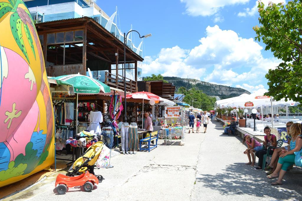 Family Hotel Magnolia Balchik Bagian luar foto