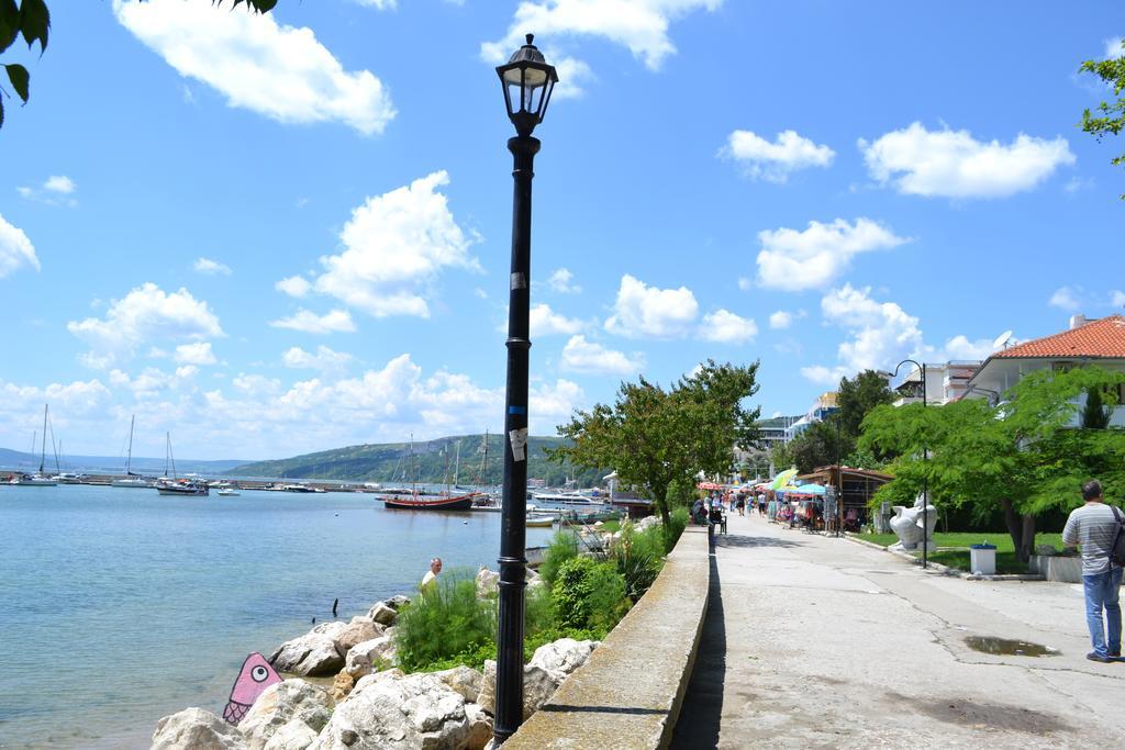 Family Hotel Magnolia Balchik Bagian luar foto