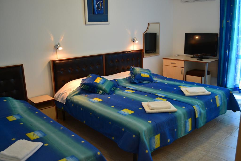Family Hotel Magnolia Balchik Bagian luar foto
