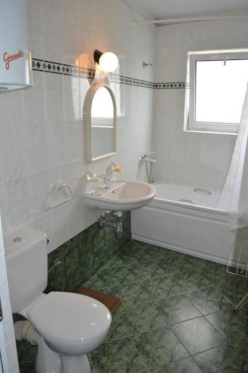 Family Hotel Magnolia Balchik Bagian luar foto